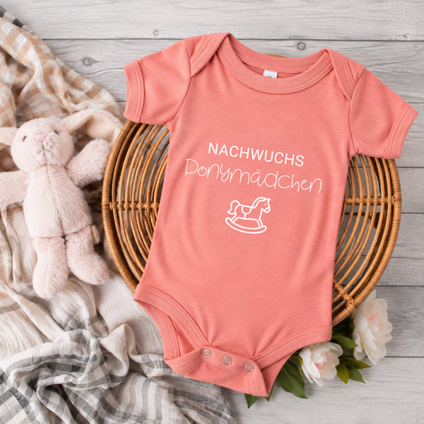 Body Strampler "Nachwuchs Ponymädchen" | Baby, Geburt, Geschenk, Geburtstag