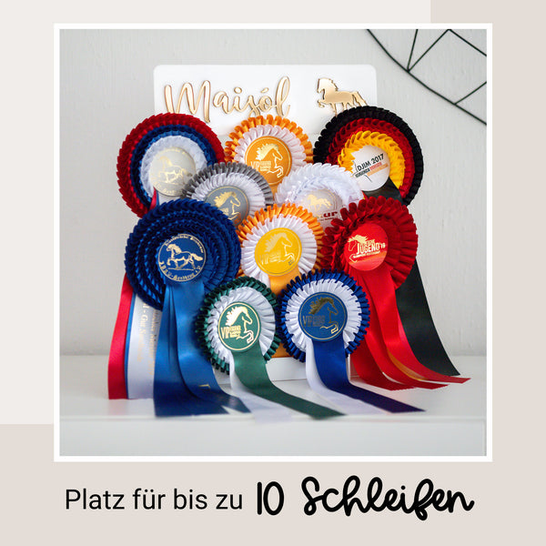 Turnierschleifen-Aufsteller mit Name & Symbol | Schleifen, Turnier, Erinnerungen, Schleifenhalter | Pferd, Islandpferd, Pony | Dressur, Springreiten