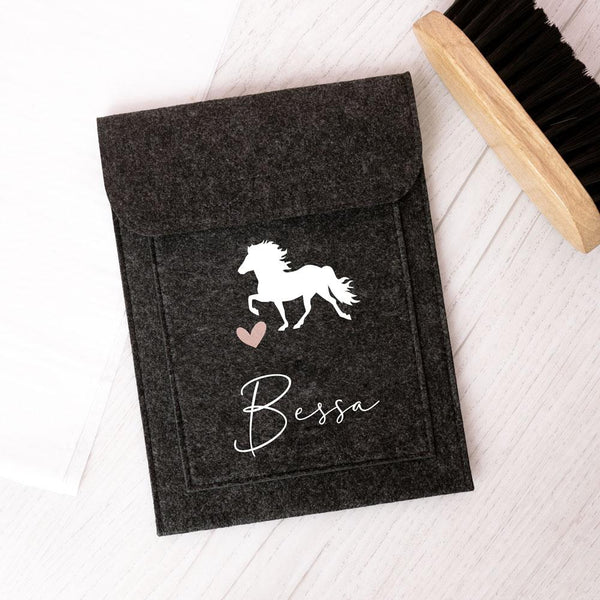 Equidenpasshülle mit Name für Pferde-Pass als Geschenk für Reiter und Pferd | personalisierte Pferdepass-Hülle | mit Islandpferd & Wunschtext