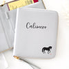 Pferde-Organizer Equidenpasshülle Design "Pferd #1 + Name" | Schwarz, Grau oder Creme