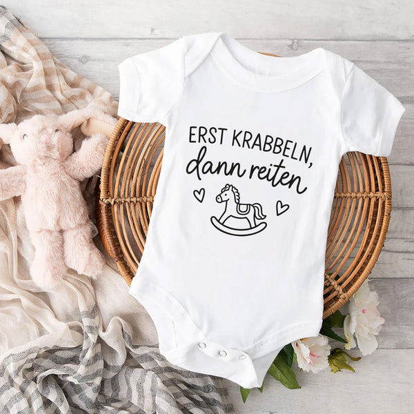 Body Strampler "Erst krabbeln, dann reiten" | Baby, Geburt, Geschenk, Geburtstag