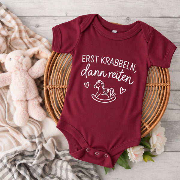 Body Strampler "Erst krabbeln, dann reiten" | Baby, Geburt, Geschenk, Geburtstag