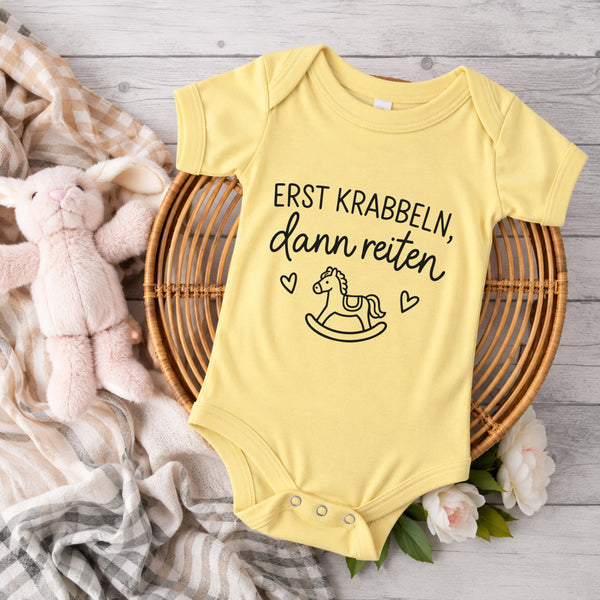 Body Strampler "Erst krabbeln, dann reiten" | Baby, Geburt, Geschenk, Geburtstag