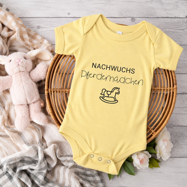 Body Strampler "Nachwuchs Pferdemädchen" | Baby, Geburt, Geschenk, Geburtstag