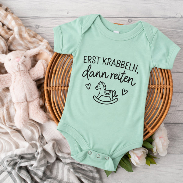 Body Strampler "Erst krabbeln, dann reiten" | Baby, Geburt, Geschenk, Geburtstag
