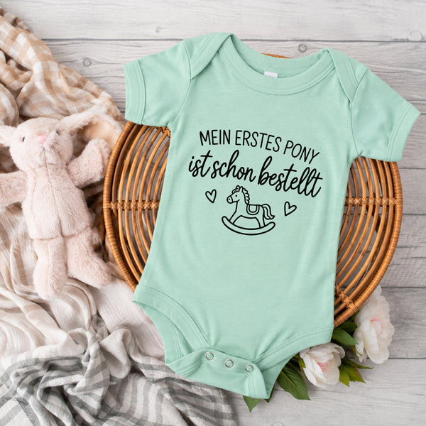 Body Strampler "Mein erstes Pony ist schon bestellt" | Baby, Geburt, Geschenk, Geburtstag