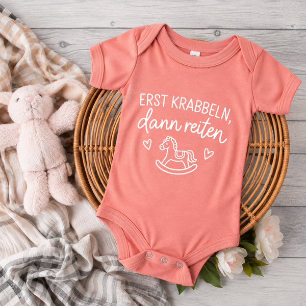 Body Strampler "Erst krabbeln, dann reiten" | Baby, Geburt, Geschenk, Geburtstag
