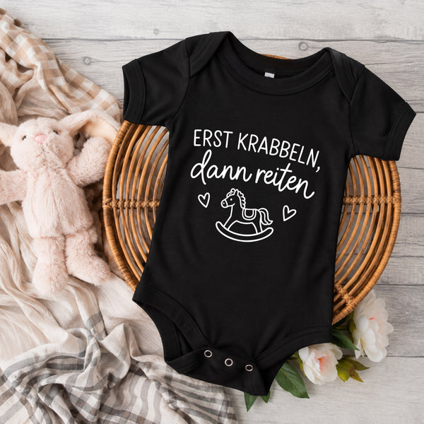 Body Strampler "Erst krabbeln, dann reiten" | Baby, Geburt, Geschenk, Geburtstag