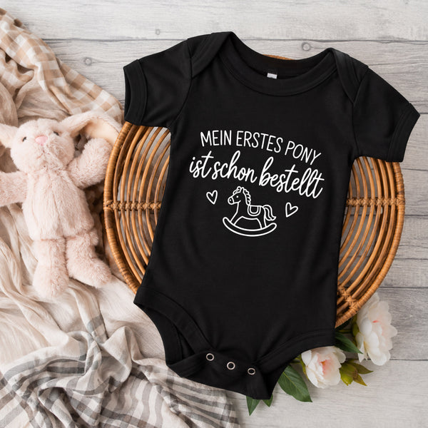Body Strampler "Mein erstes Pony ist schon bestellt" | Baby, Geburt, Geschenk, Geburtstag